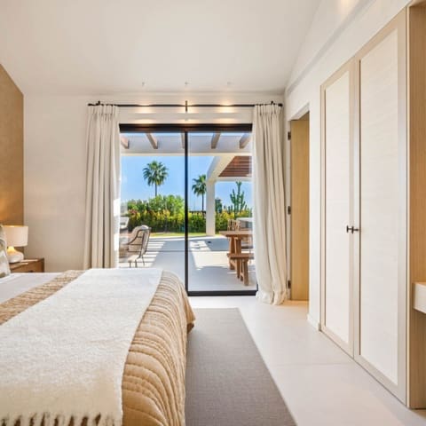 4 makuuhuone Huvila myytävänä paikassa Nueva Andalucia, Marbella mukana uima-altaan 
autotalli - 4 350 000 € (Ref: 9426022)