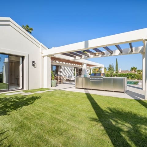 4 makuuhuone Huvila myytävänä paikassa Nueva Andalucia, Marbella mukana uima-altaan 
autotalli - 4 350 000 € (Ref: 9426022)