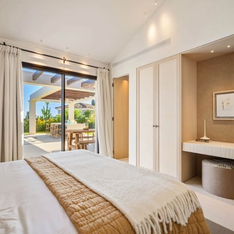 4 makuuhuone Huvila myytävänä paikassa Nueva Andalucia, Marbella mukana uima-altaan 
autotalli - 4 350 000 € (Ref: 9426022)