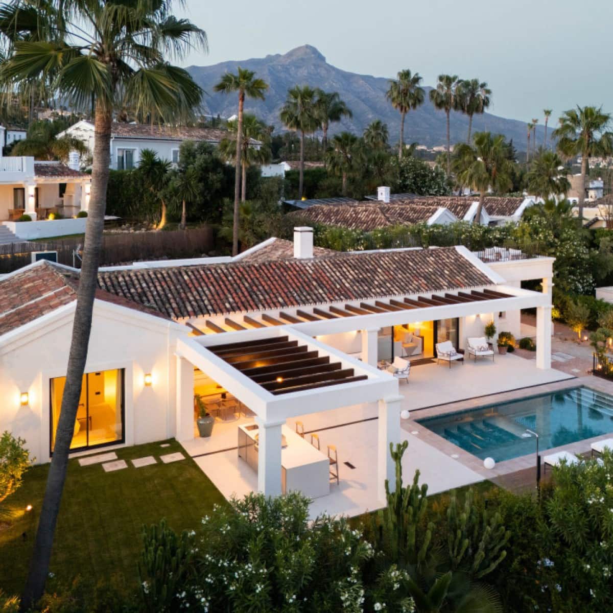 4 makuuhuone Huvila myytävänä paikassa Nueva Andalucia mukana uima-altaan 
autotalli - 4 350 000 € (Ref: 9426022)