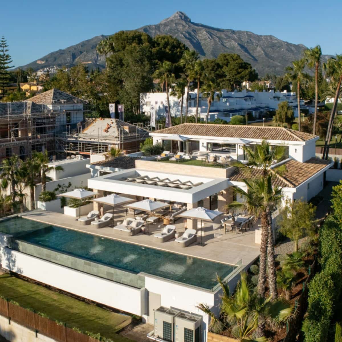 6 makuuhuone Huvila myytävänä paikassa Nueva Andalucia mukana uima-altaan 
autotalli - 8 650 000 € (Ref: 9426023)