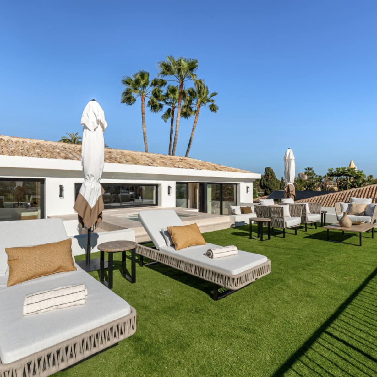 6 makuuhuone Huvila myytävänä paikassa Nueva Andalucia mukana uima-altaan 
autotalli - 8 650 000 € (Ref: 9426023)