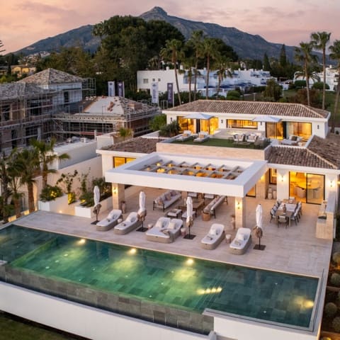 6 makuuhuone Huvila myytävänä paikassa Nueva Andalucia, Marbella mukana uima-altaan 
autotalli - 8 650 000 € (Ref: 9426023)