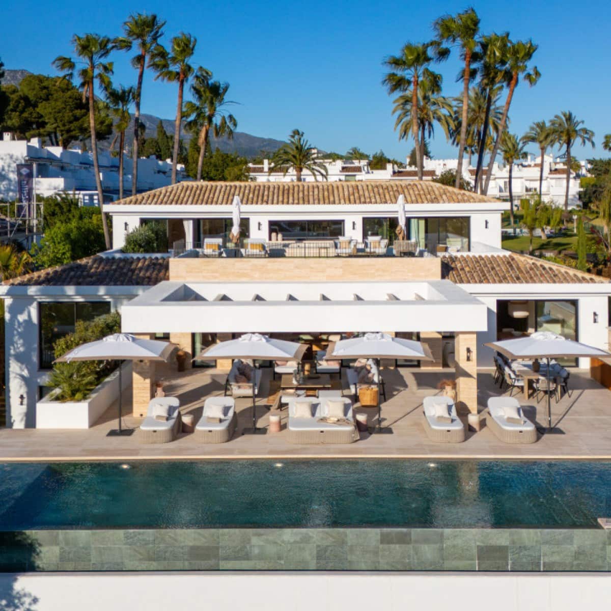 6 makuuhuone Huvila myytävänä paikassa Nueva Andalucia mukana uima-altaan 
autotalli - 8 650 000 € (Ref: 9426023)