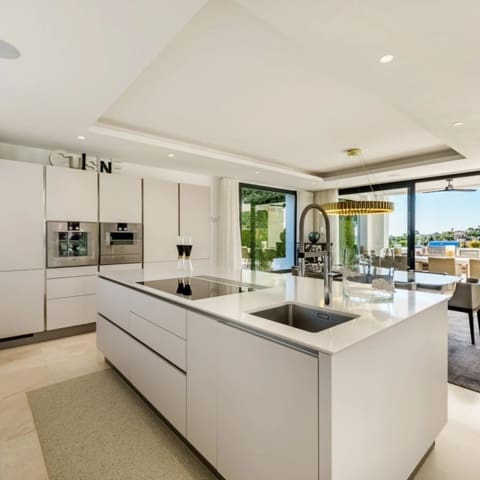 7 makuuhuone Huvila myytävänä paikassa Nueva Andalucia, Marbella mukana uima-altaan 
autotalli - 4 450 000 € (Ref: 9426026)