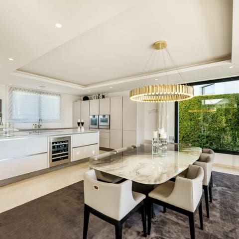 7 makuuhuone Huvila myytävänä paikassa Nueva Andalucia, Marbella mukana uima-altaan 
autotalli - 4 450 000 € (Ref: 9426026)