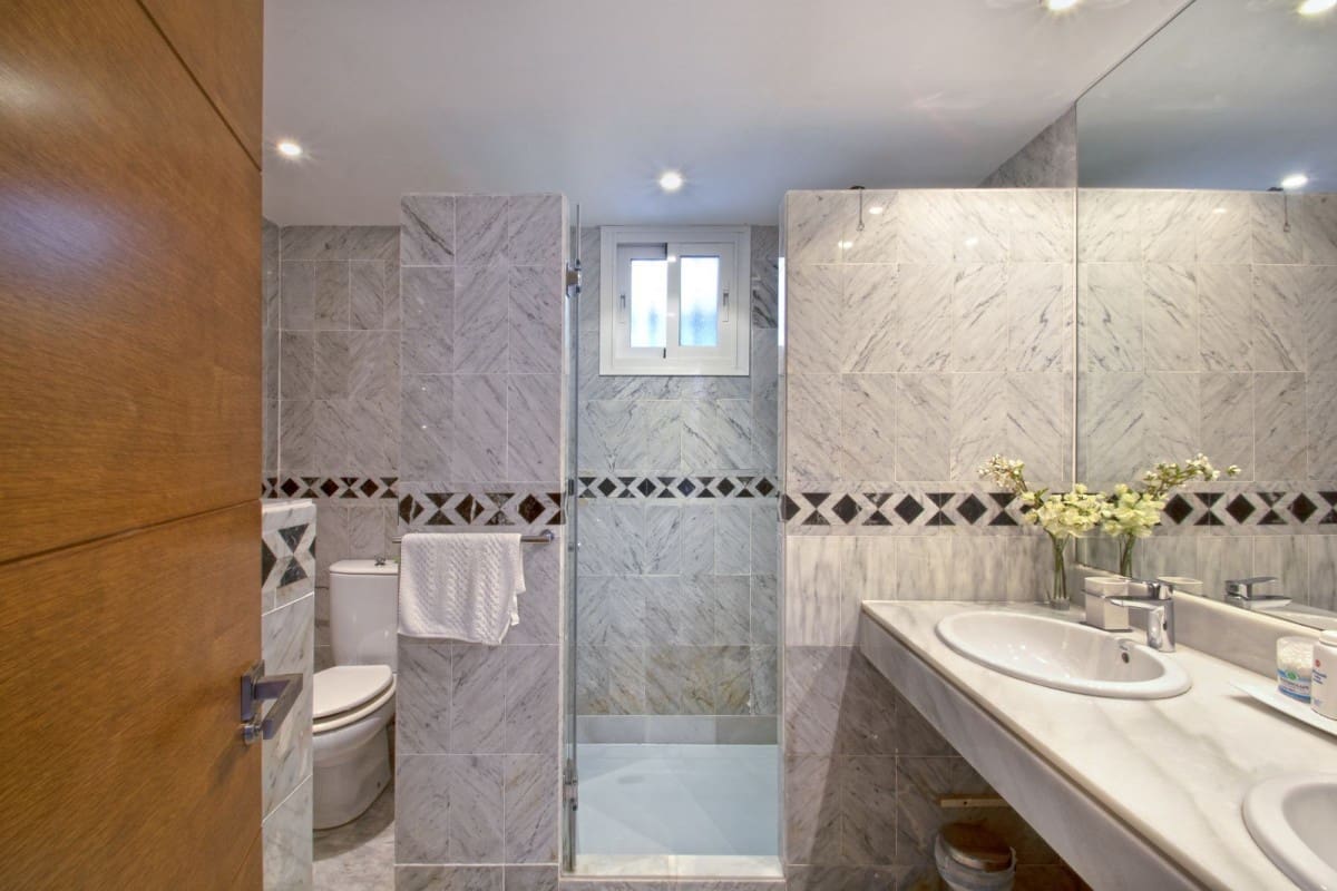 5 makuuhuone Huvila myytävänä paikassa Nueva Andalucia mukana uima-altaan 
autotalli - 2 995 000 € (Ref: 9426027)