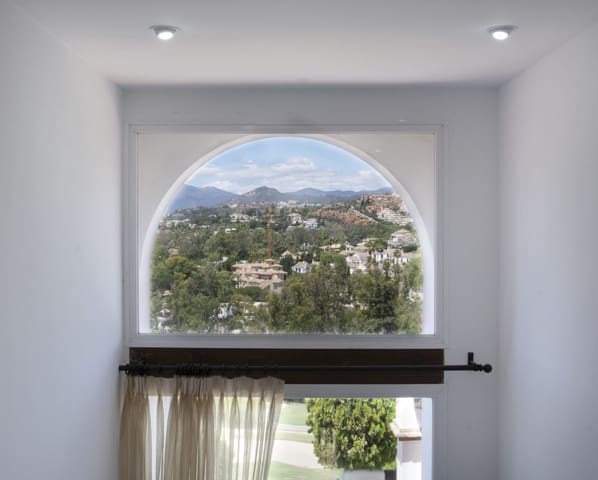 5 makuuhuone Huvila myytävänä paikassa Nueva Andalucia, Marbella mukana uima-altaan 
autotalli - 2 995 000 € (Ref: 9426027)