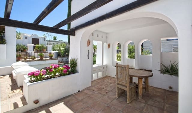 5 makuuhuone Huvila myytävänä paikassa Nueva Andalucia, Marbella mukana uima-altaan 
autotalli - 2 995 000 € (Ref: 9426027)