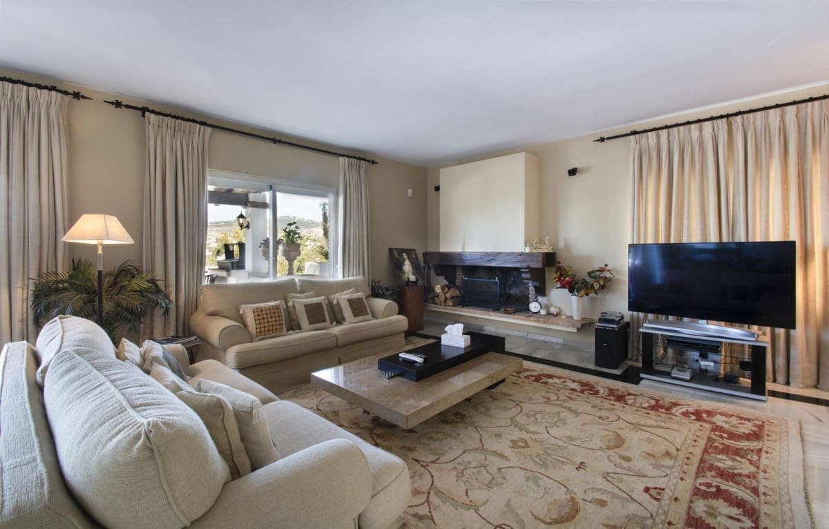 5 makuuhuone Huvila myytävänä paikassa Nueva Andalucia mukana uima-altaan 
autotalli - 2 995 000 € (Ref: 9426027)