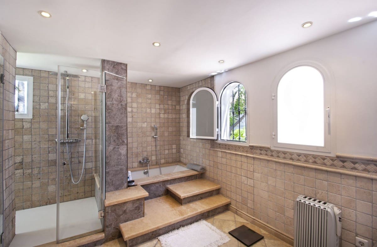 5 makuuhuone Huvila myytävänä paikassa Nueva Andalucia mukana uima-altaan 
autotalli - 2 995 000 € (Ref: 9426027)