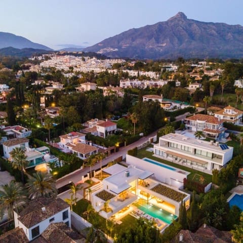 5 makuuhuone Huvila myytävänä paikassa Nueva Andalucia, Marbella mukana uima-altaan 
autotalli - 5 995 000 € (Ref: 9426043)