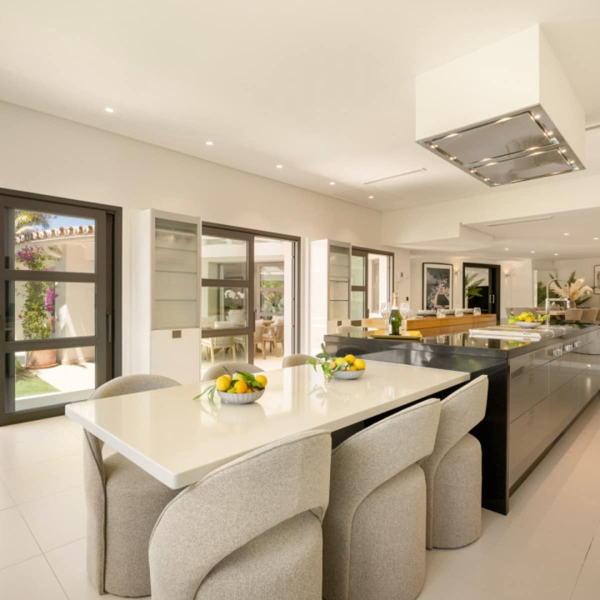 5 makuuhuone Huvila myytävänä paikassa Nueva Andalucia mukana uima-altaan 
autotalli - 6 995 000 € (Ref: 9426044)