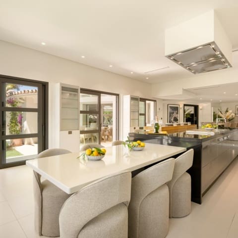 5 makuuhuone Huvila myytävänä paikassa Nueva Andalucia, Marbella mukana uima-altaan 
autotalli - 6 995 000 € (Ref: 9426044)