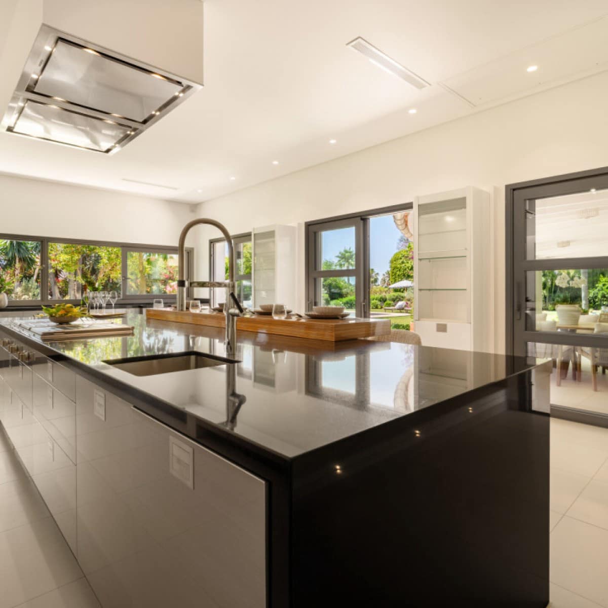 5 makuuhuone Huvila myytävänä paikassa Nueva Andalucia mukana uima-altaan 
autotalli - 6 995 000 € (Ref: 9426044)