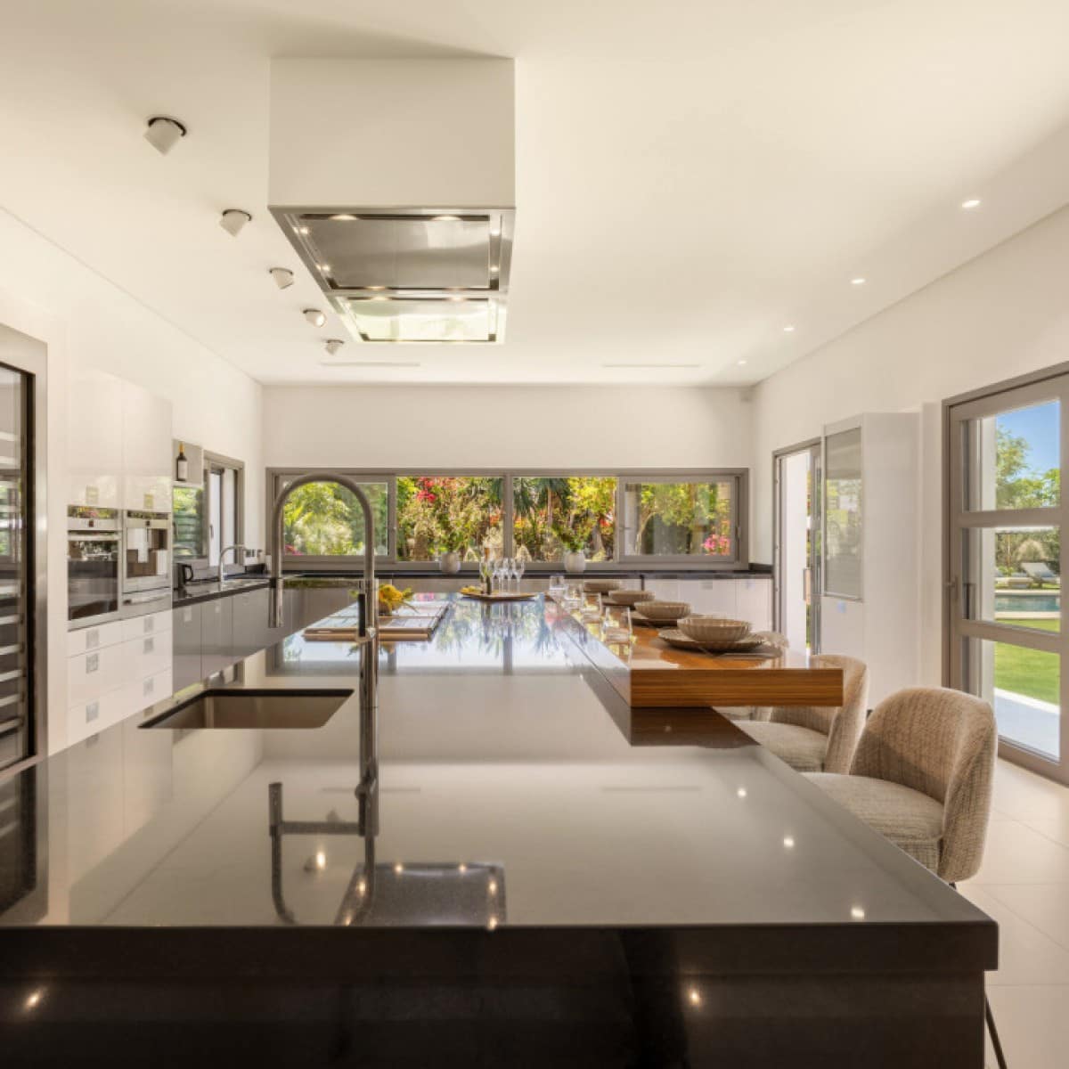 5 makuuhuone Huvila myytävänä paikassa Nueva Andalucia mukana uima-altaan 
autotalli - 6 995 000 € (Ref: 9426044)