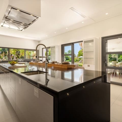 5 makuuhuone Huvila myytävänä paikassa Nueva Andalucia, Marbella mukana uima-altaan 
autotalli - 6 995 000 € (Ref: 9426044)