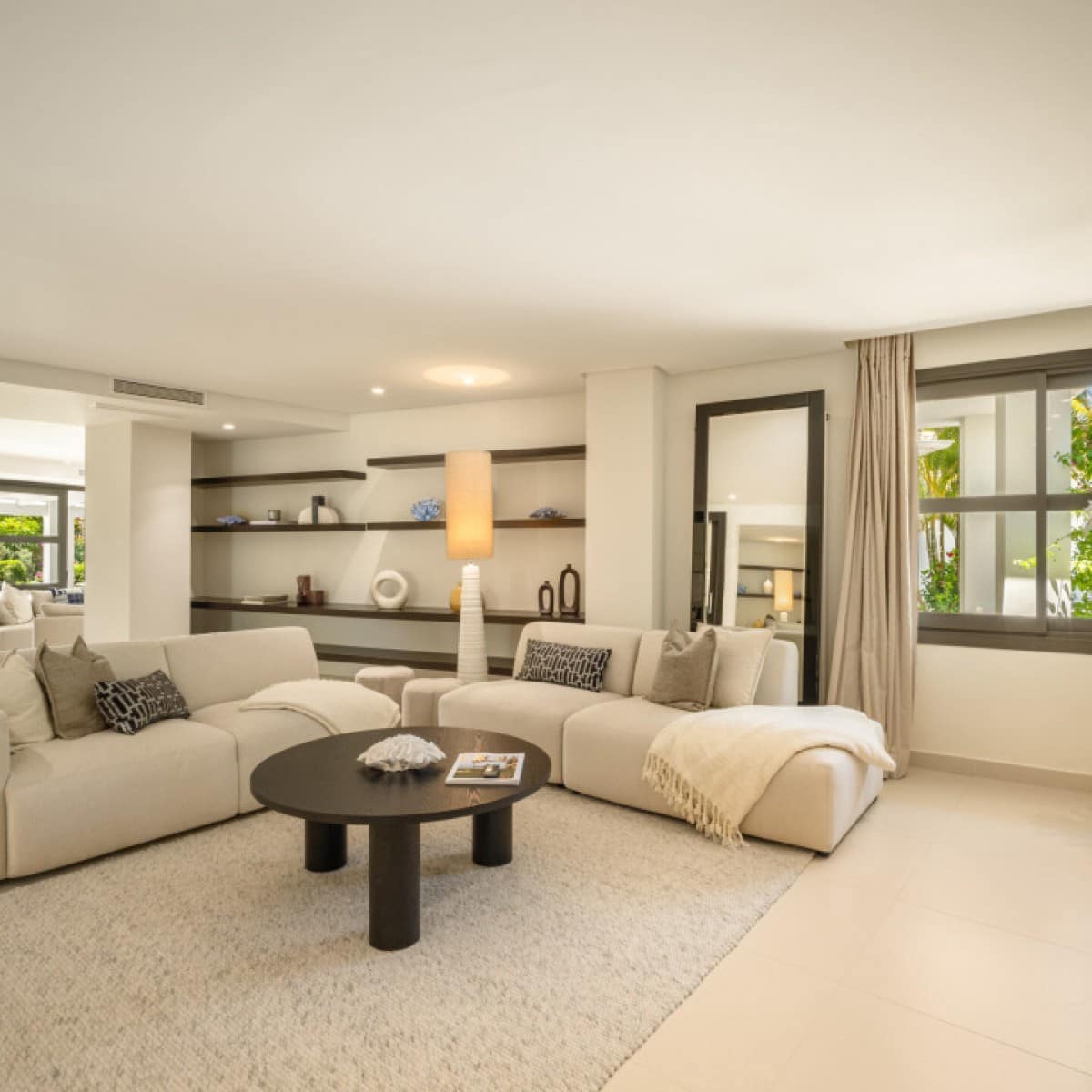 5 makuuhuone Huvila myytävänä paikassa Nueva Andalucia mukana uima-altaan 
autotalli - 6 995 000 € (Ref: 9426044)