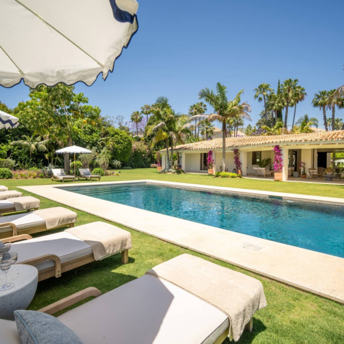 5 makuuhuone Huvila myytävänä paikassa Nueva Andalucia mukana uima-altaan 
autotalli - 6 995 000 € (Ref: 9426044)