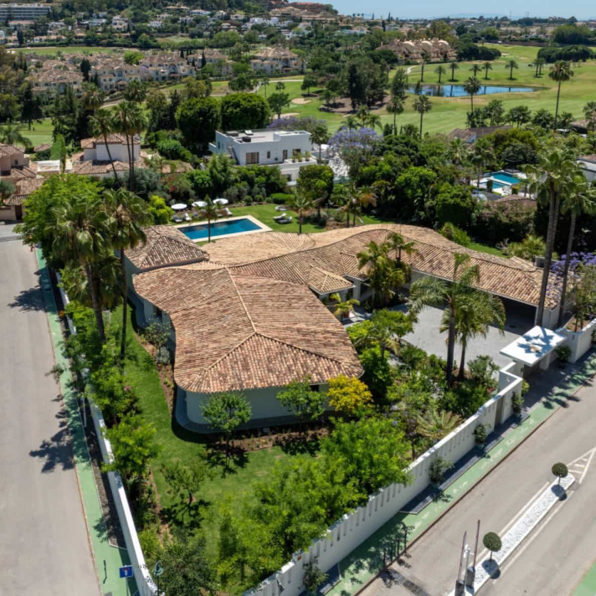 5 makuuhuone Huvila myytävänä paikassa Nueva Andalucia mukana uima-altaan 
autotalli - 6 995 000 € (Ref: 9426044)