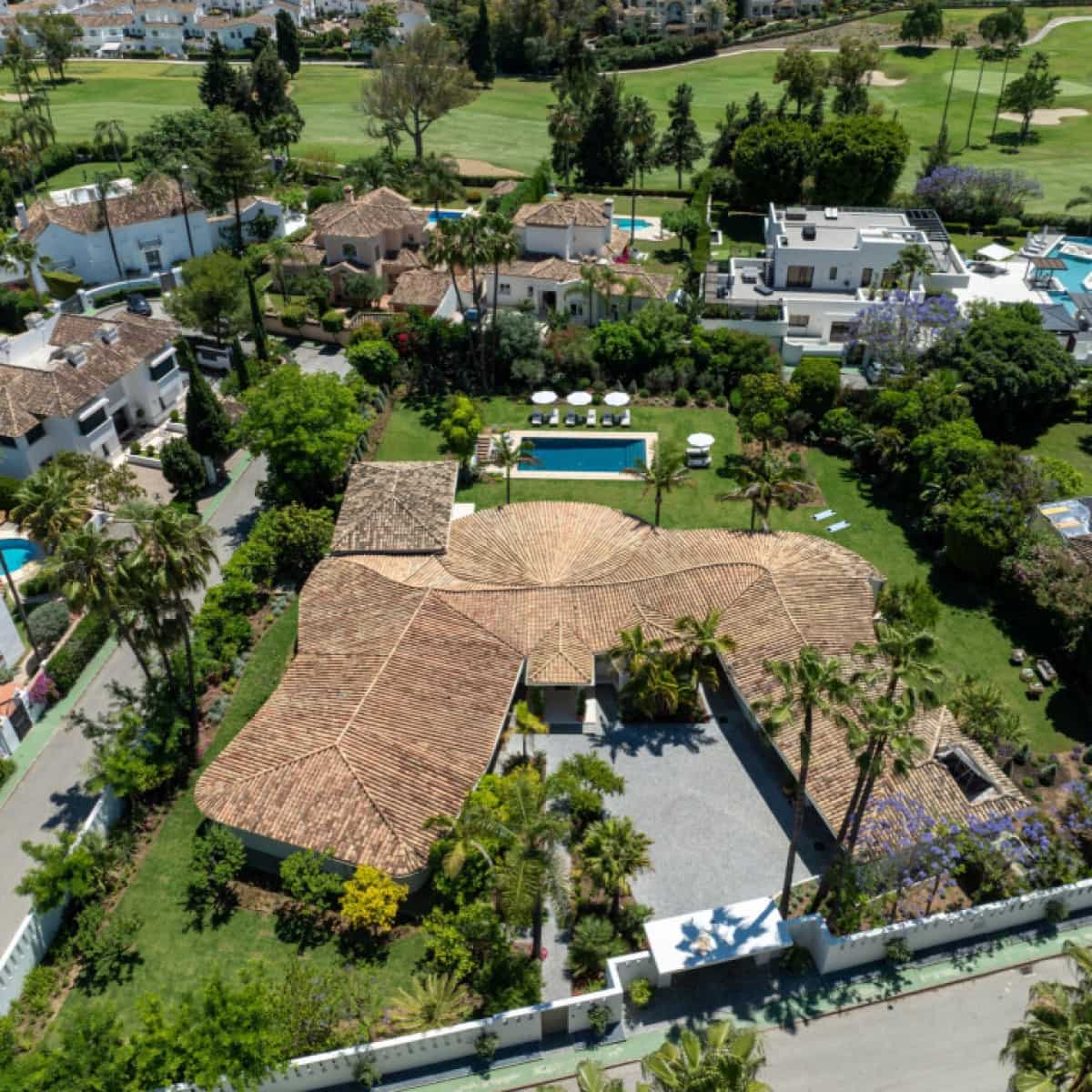 5 makuuhuone Huvila myytävänä paikassa Nueva Andalucia mukana uima-altaan 
autotalli - 6 995 000 € (Ref: 9426044)