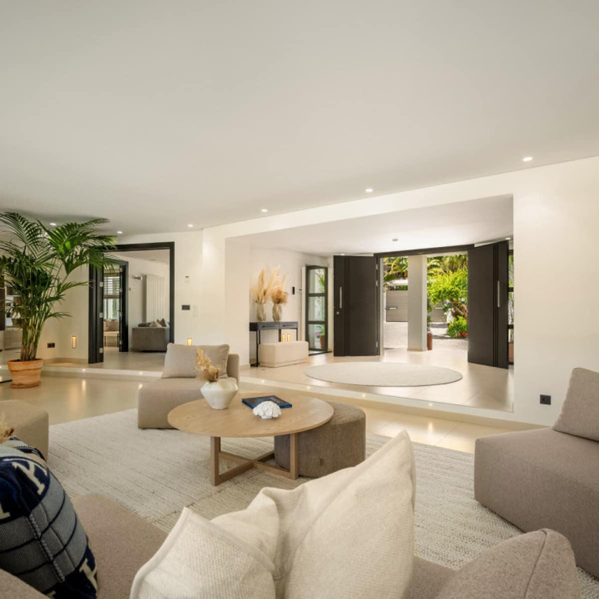 5 makuuhuone Huvila myytävänä paikassa Nueva Andalucia mukana uima-altaan 
autotalli - 6 995 000 € (Ref: 9426044)