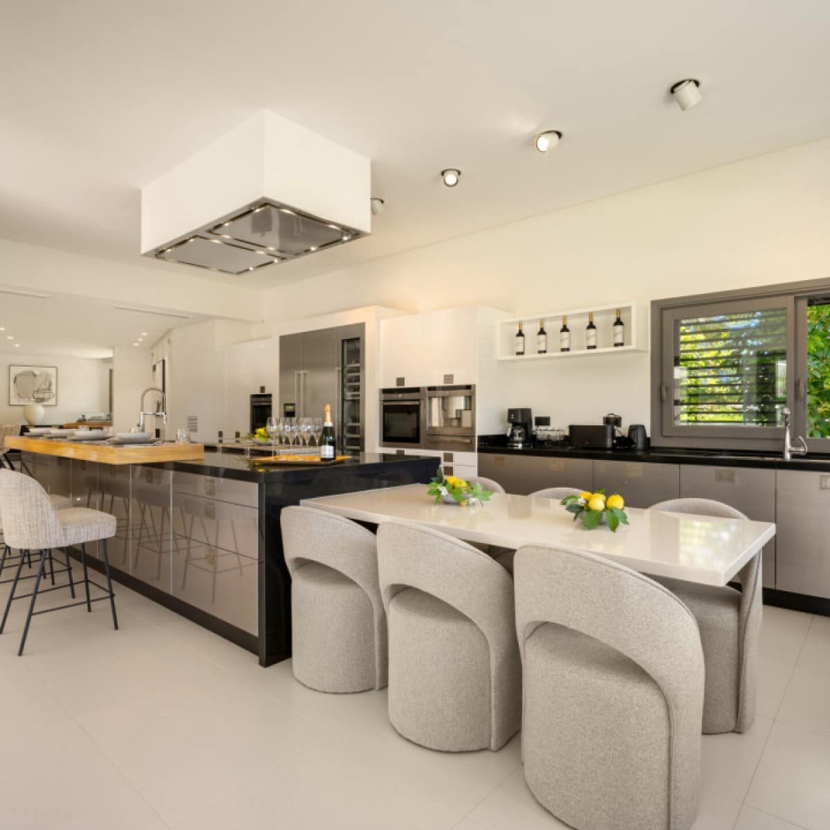 5 makuuhuone Huvila myytävänä paikassa Nueva Andalucia mukana uima-altaan 
autotalli - 6 995 000 € (Ref: 9426044)