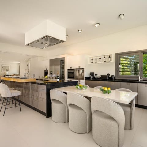 5 makuuhuone Huvila myytävänä paikassa Nueva Andalucia, Marbella mukana uima-altaan 
autotalli - 6 995 000 € (Ref: 9426044)