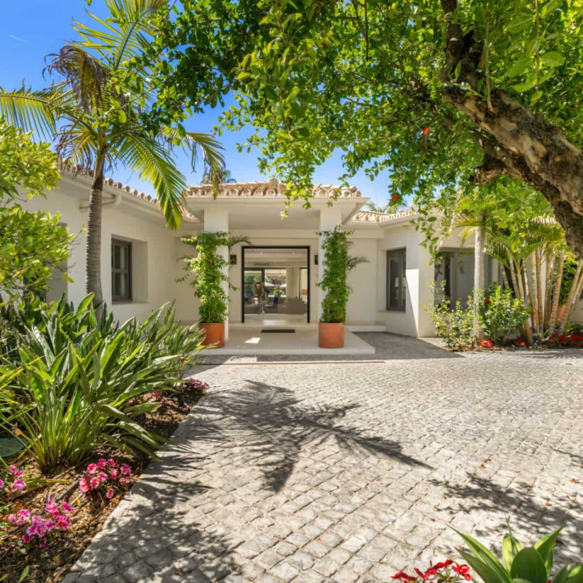 5 makuuhuone Huvila myytävänä paikassa Nueva Andalucia mukana uima-altaan 
autotalli - 6 995 000 € (Ref: 9426044)