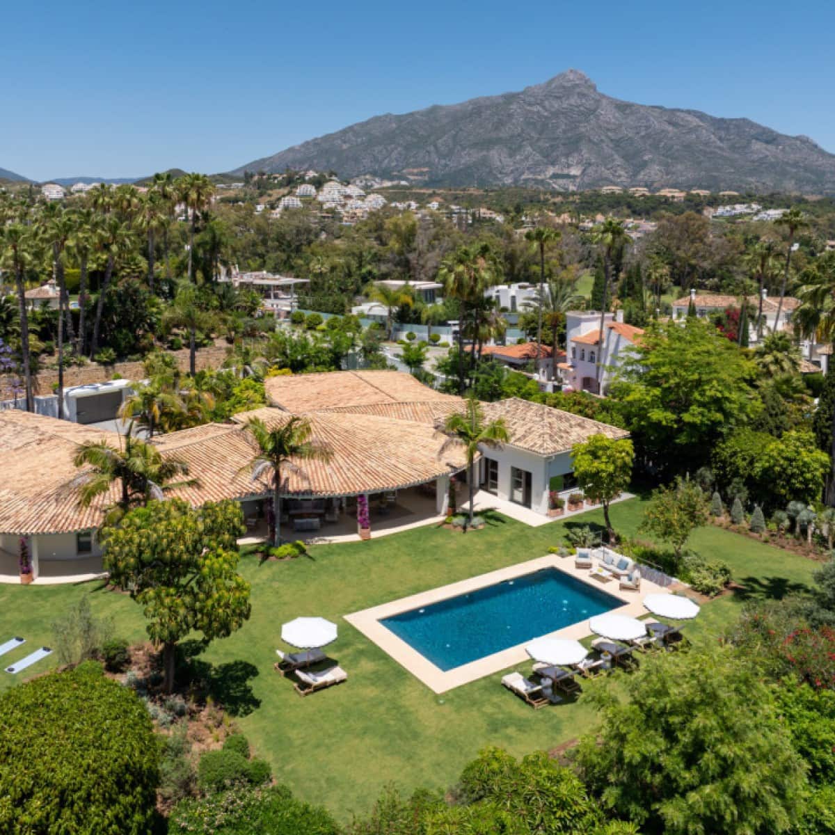 5 makuuhuone Huvila myytävänä paikassa Nueva Andalucia mukana uima-altaan 
autotalli - 6 995 000 € (Ref: 9426044)