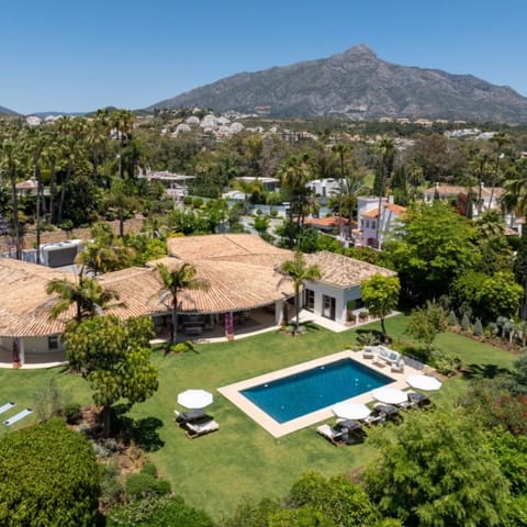 5 makuuhuone Huvila myytävänä paikassa Nueva Andalucia, Marbella mukana uima-altaan 
autotalli - 6 995 000 € (Ref: 9426044)