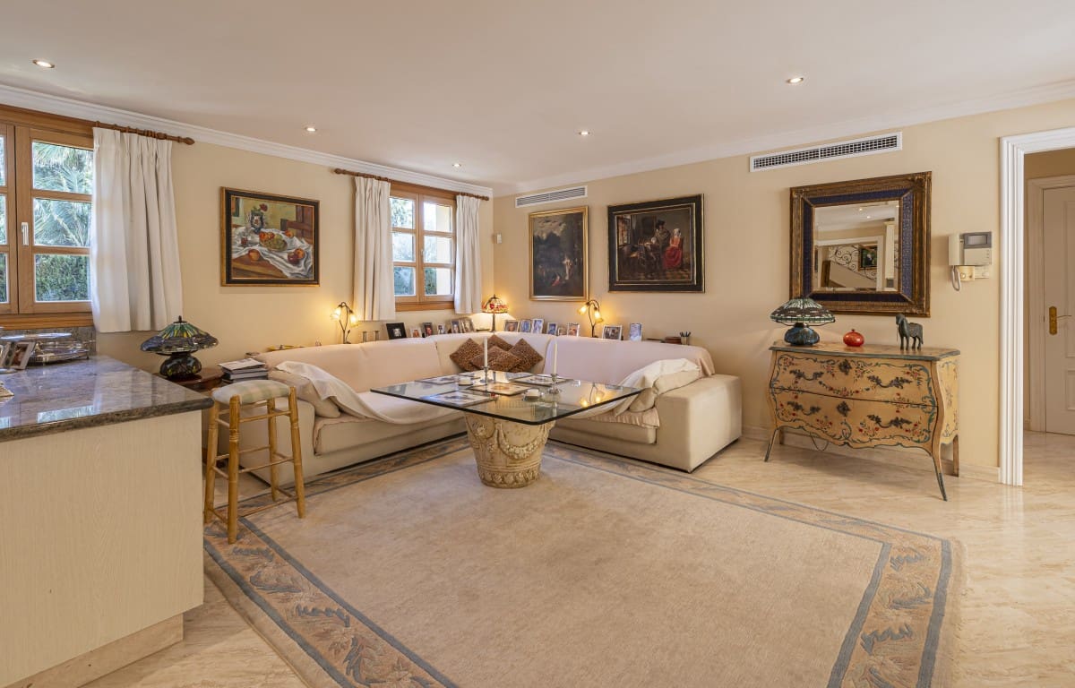 5 makuuhuone Huvila myytävänä paikassa Nueva Andalucia mukana uima-altaan 
autotalli - 3 495 000 € (Ref: 9426051)