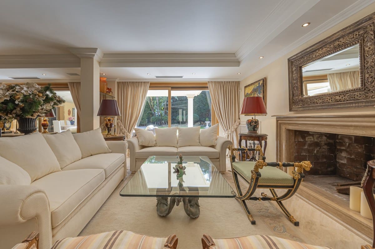 5 makuuhuone Huvila myytävänä paikassa Nueva Andalucia mukana uima-altaan 
autotalli - 3 495 000 € (Ref: 9426051)