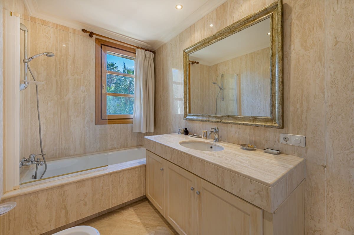 5 makuuhuone Huvila myytävänä paikassa Nueva Andalucia mukana uima-altaan 
autotalli - 3 495 000 € (Ref: 9426051)