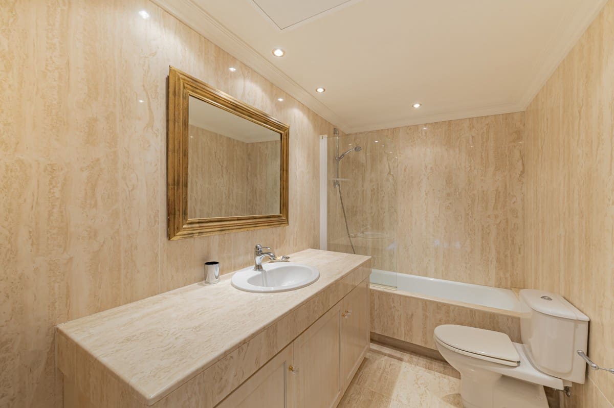 5 makuuhuone Huvila myytävänä paikassa Nueva Andalucia mukana uima-altaan 
autotalli - 3 495 000 € (Ref: 9426051)