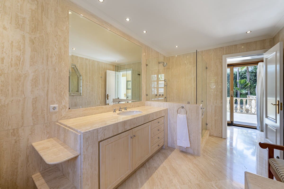 5 makuuhuone Huvila myytävänä paikassa Nueva Andalucia mukana uima-altaan 
autotalli - 3 495 000 € (Ref: 9426051)