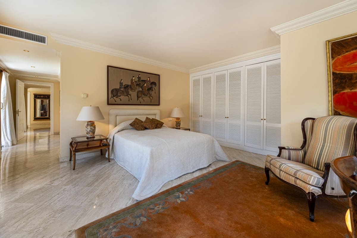 5 makuuhuone Huvila myytävänä paikassa Nueva Andalucia mukana uima-altaan 
autotalli - 3 495 000 € (Ref: 9426051)