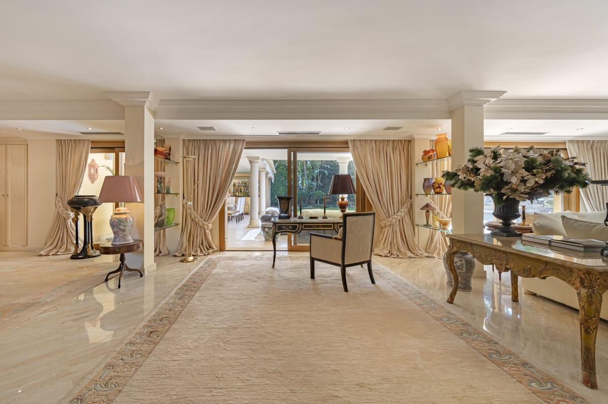 5 makuuhuone Huvila myytävänä paikassa Nueva Andalucia mukana uima-altaan 
autotalli - 3 495 000 € (Ref: 9426051)