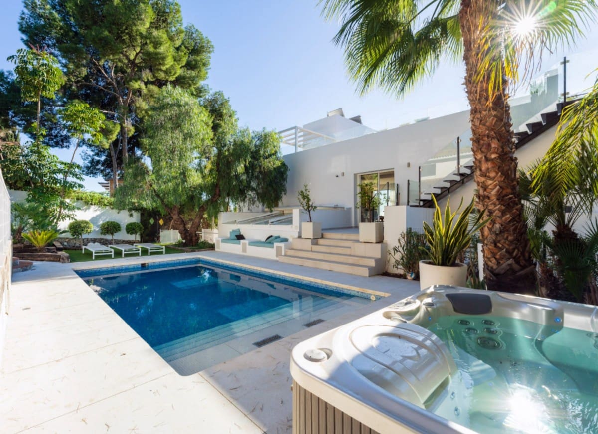 6 makuuhuone Huvila myytävänä paikassa Nueva Andalucia mukana uima-altaan 
autotalli - 2 495 000 € (Ref: 9426052)