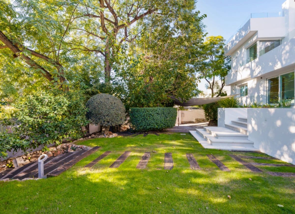 6 makuuhuone Huvila myytävänä paikassa Nueva Andalucia mukana uima-altaan 
autotalli - 2 495 000 € (Ref: 9426052)