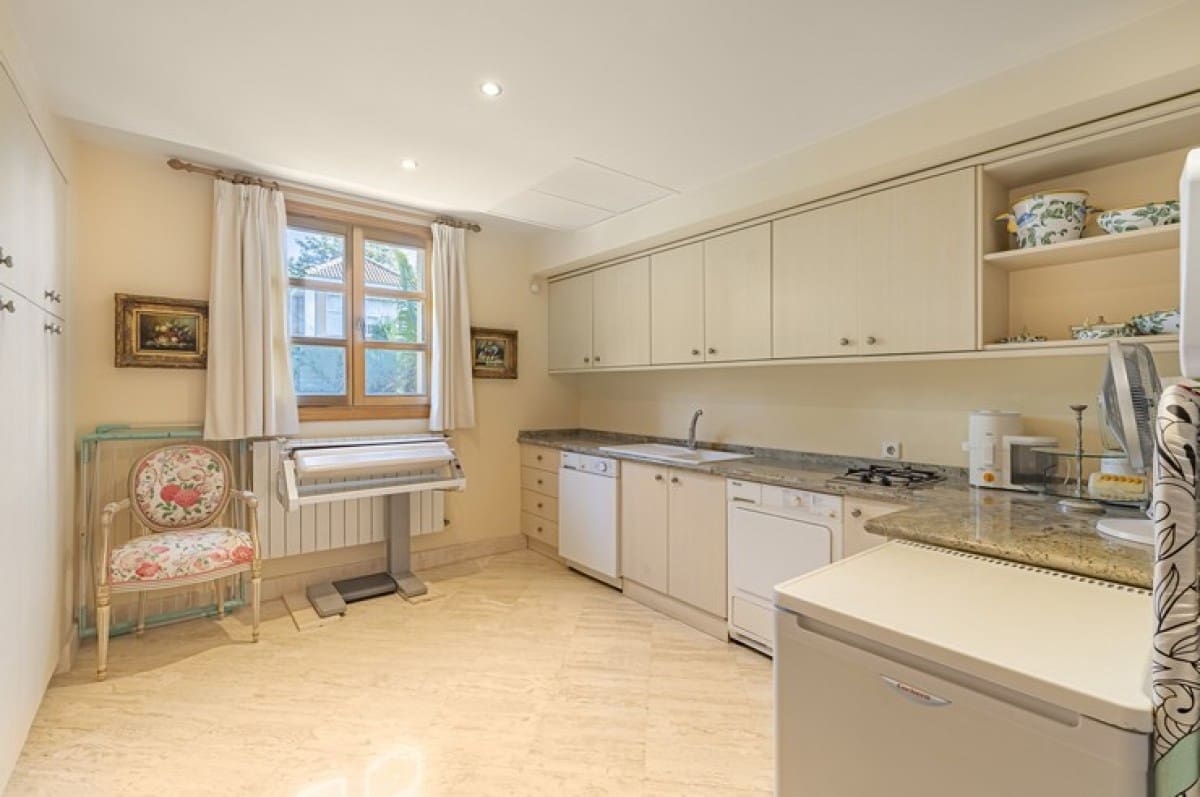 5 bedroom Villa for sale in Nueva Andalucia with pool garage - € 3,495,000 (Ref: 9426071)