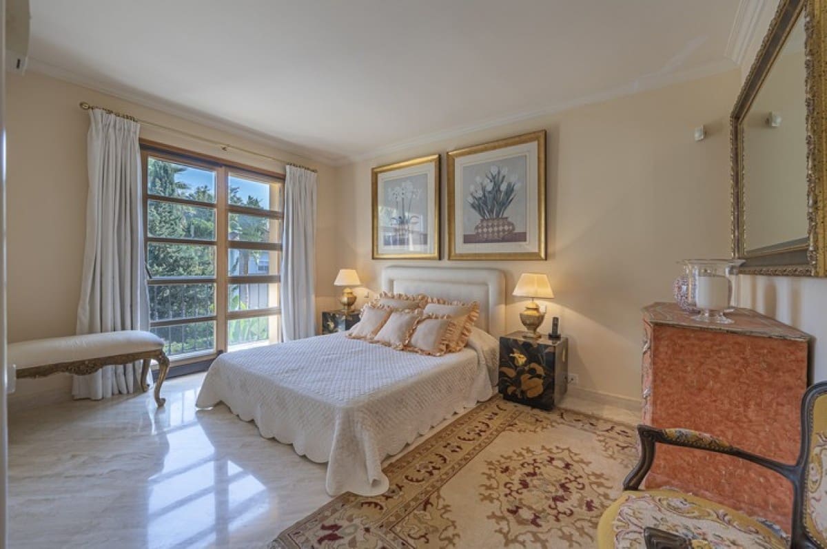 5 bedroom Villa for sale in Nueva Andalucia with pool garage - € 3,495,000 (Ref: 9426071)