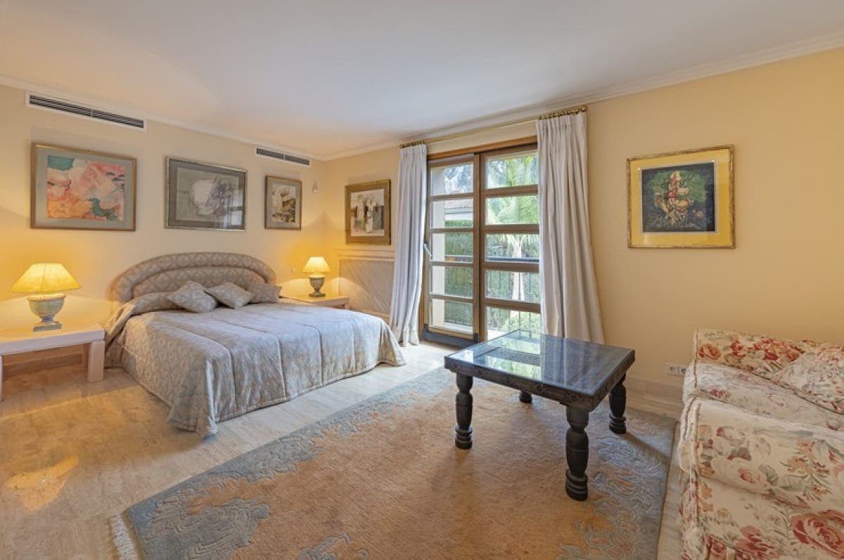 5 bedroom Villa for sale in Nueva Andalucia with pool garage - € 3,495,000 (Ref: 9426071)