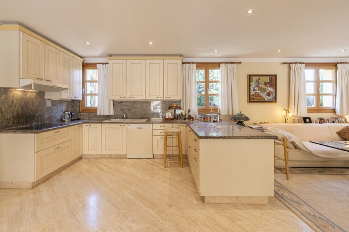 5 bedroom Villa for sale in Nueva Andalucia with pool garage - € 3,495,000 (Ref: 9426071)