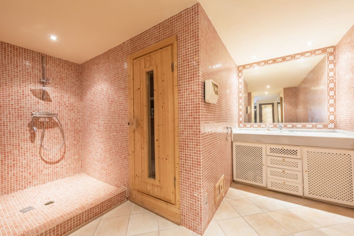 5 bedroom Villa for sale in Nueva Andalucia with pool garage - € 3,495,000 (Ref: 9426071)