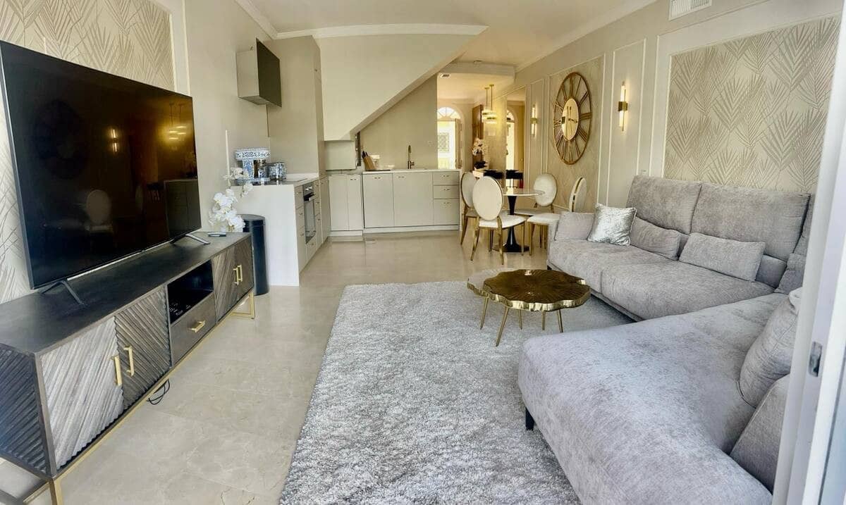 3 bedroom Apartment for sale in Nueva Andalucia with pool - € 925,000 (Ref: 9432973)