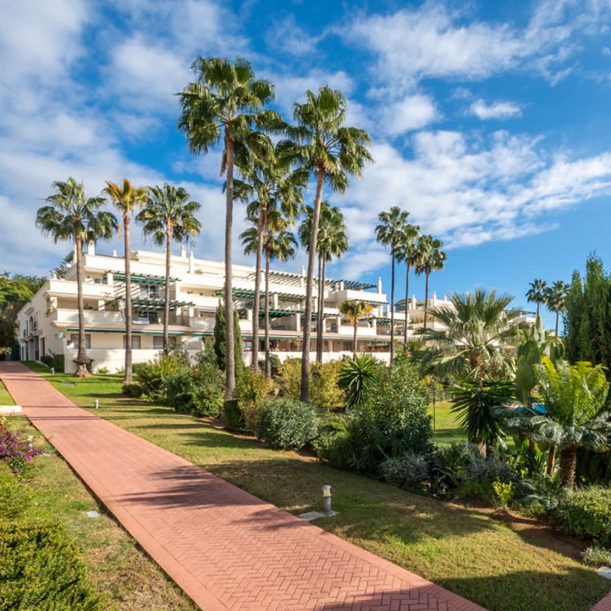 2 soveværelse Lejlighed til salg i Nueva Andalucia med swimmingpool garage - € 689.000 (Ref: 9455947)