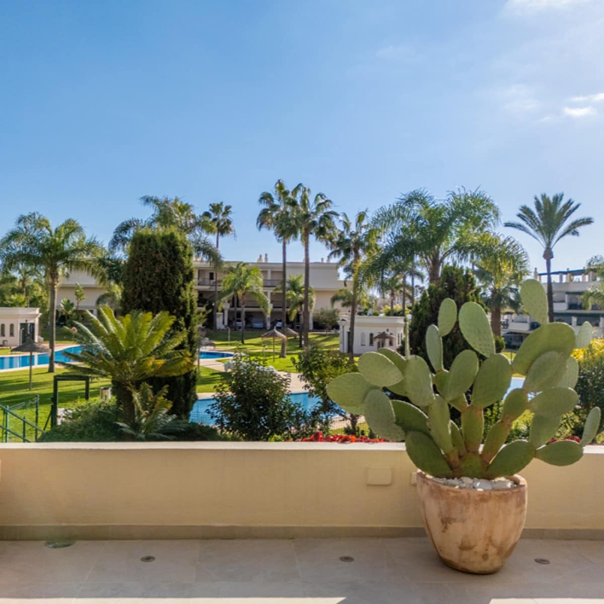 2 soveværelse Lejlighed til salg i Nueva Andalucia med swimmingpool garage - € 689.000 (Ref: 9455947)