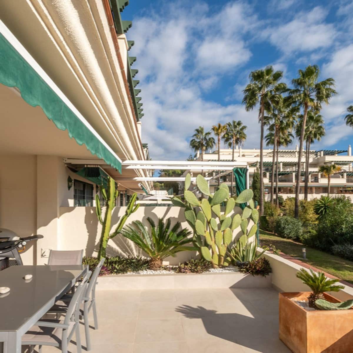 2 soveværelse Lejlighed til salg i Nueva Andalucia med swimmingpool garage - € 689.000 (Ref: 9455947)