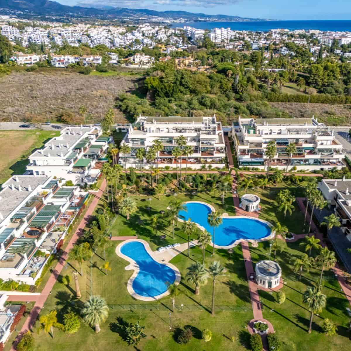 2 soveværelse Lejlighed til salg i Nueva Andalucia med swimmingpool garage - € 689.000 (Ref: 9455947)